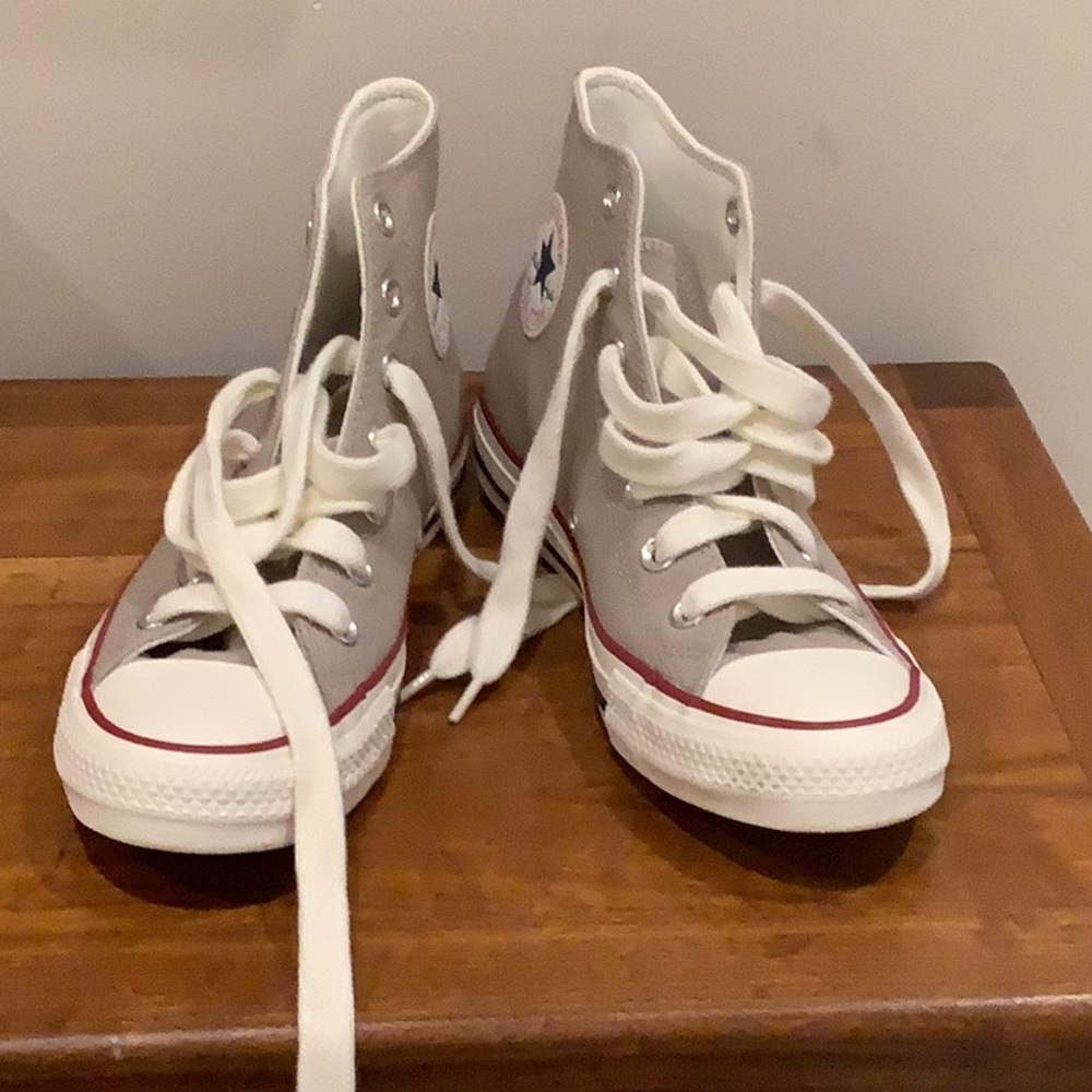 Chuck Taylor converse all star hi top..never worn. Size 8 - Picture 6 of 10